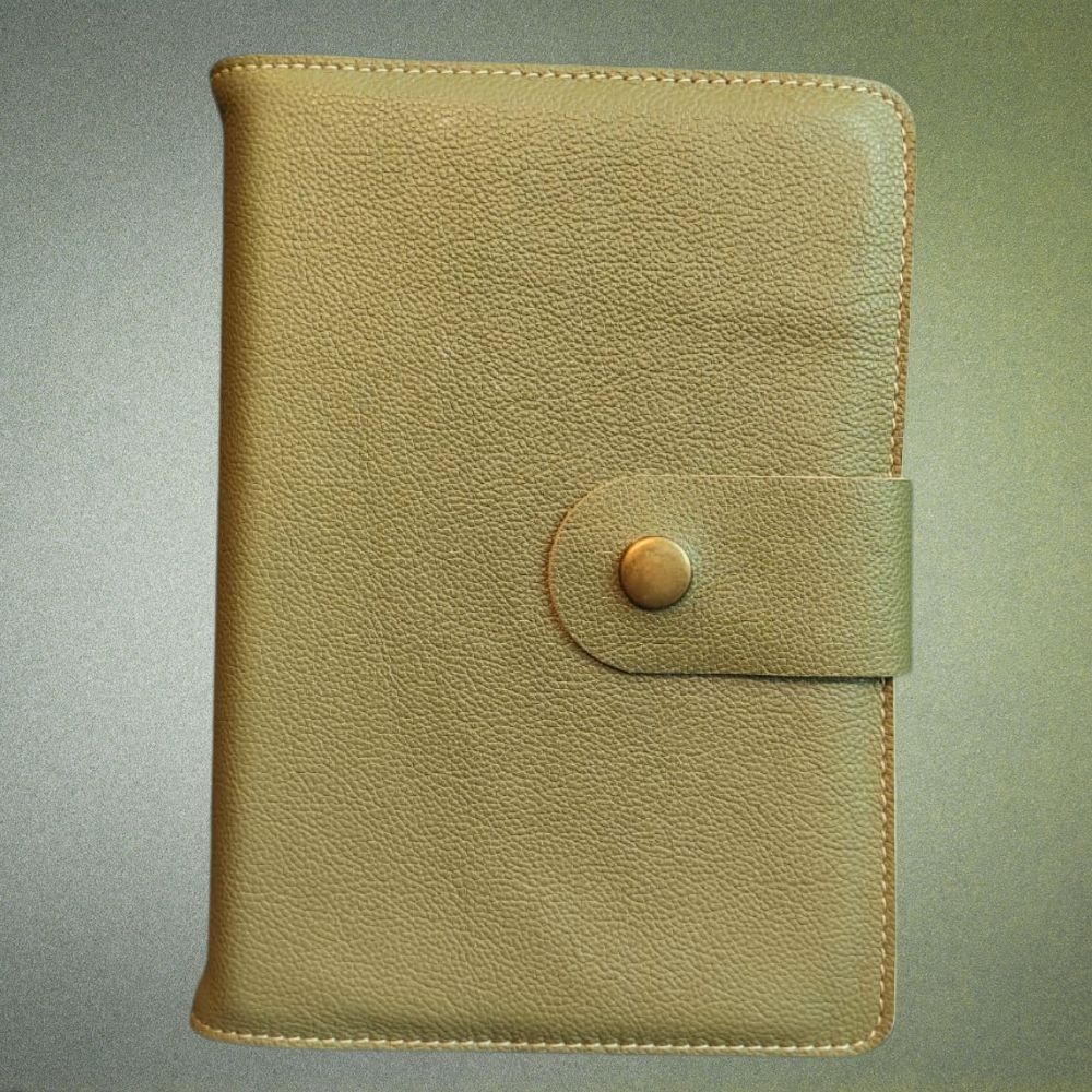 Biblia in husa handmade piele autentica, cu bareta si capsa, marime medie,  verde oliv, index, margini aurii, cuv. lui Isus cu rosu [057 HBS]