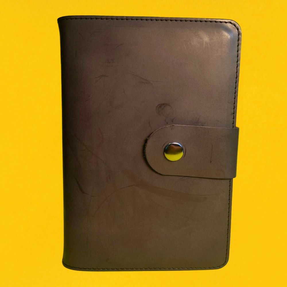 Biblia in husa handmade piele autentica, cu bareta si capsa, marime medie, maro brun, index, margini aurii, cuv. lui Isus cu rosu [057 HBS]