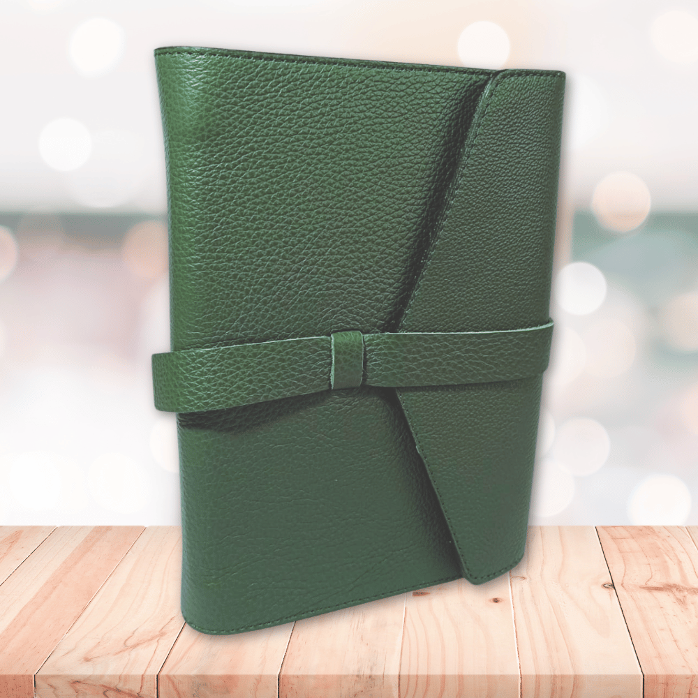 Biblia marime medie, verde, piele, inchidere clapeta și baretă, margini aurii, index, cuv. lui Isus cu rosu [MAR 057 PCI]