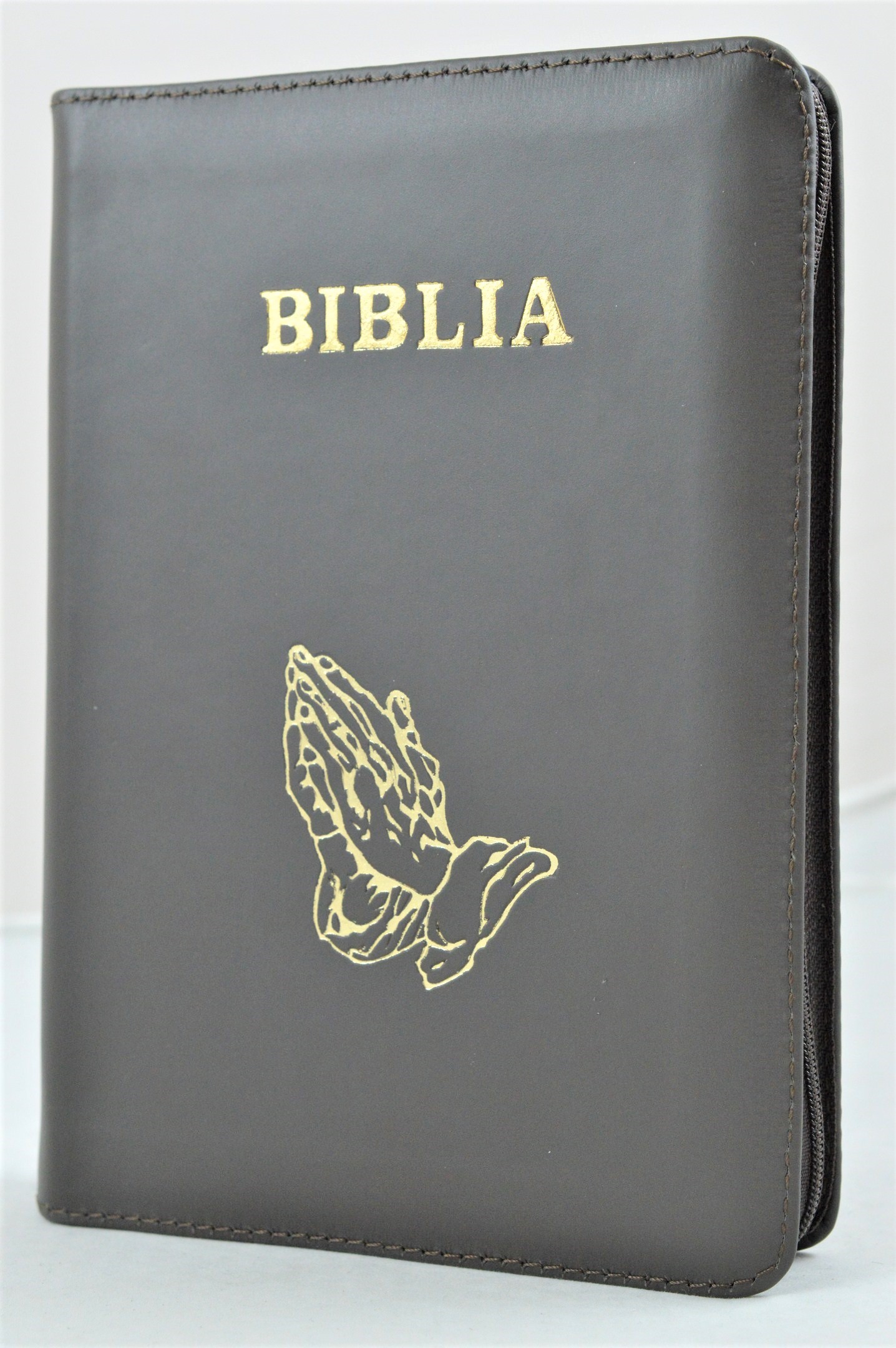 Biblia Deschisa - biblie de studiu, marime mare, piele, maro, fermoar, simbol maini in ruga Biblia Deschisa - biblie de studiu, marime mare, piele, maro, fermoar, simbol maini in ruga
