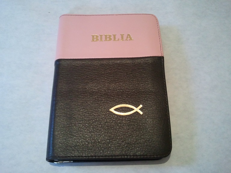 Biblia din piele, marime medie, roz-maro inchis, cu fermoar, cu peste [052]