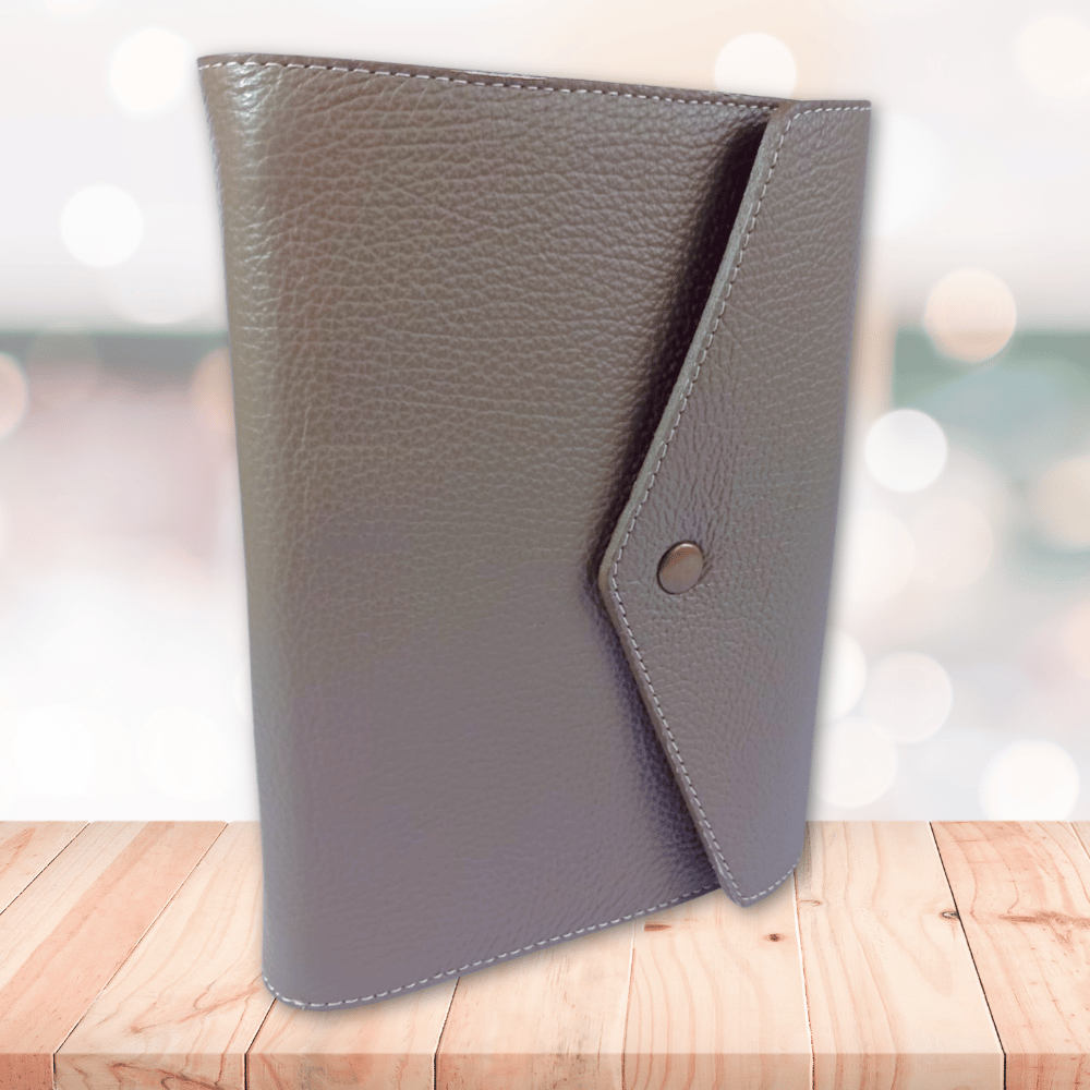 Biblia marime medie, maro, piele, inchidere clapeta cu capsa 2, margini aurii, index, cuv. lui Isus cu rosu [MAR 057 PCI]