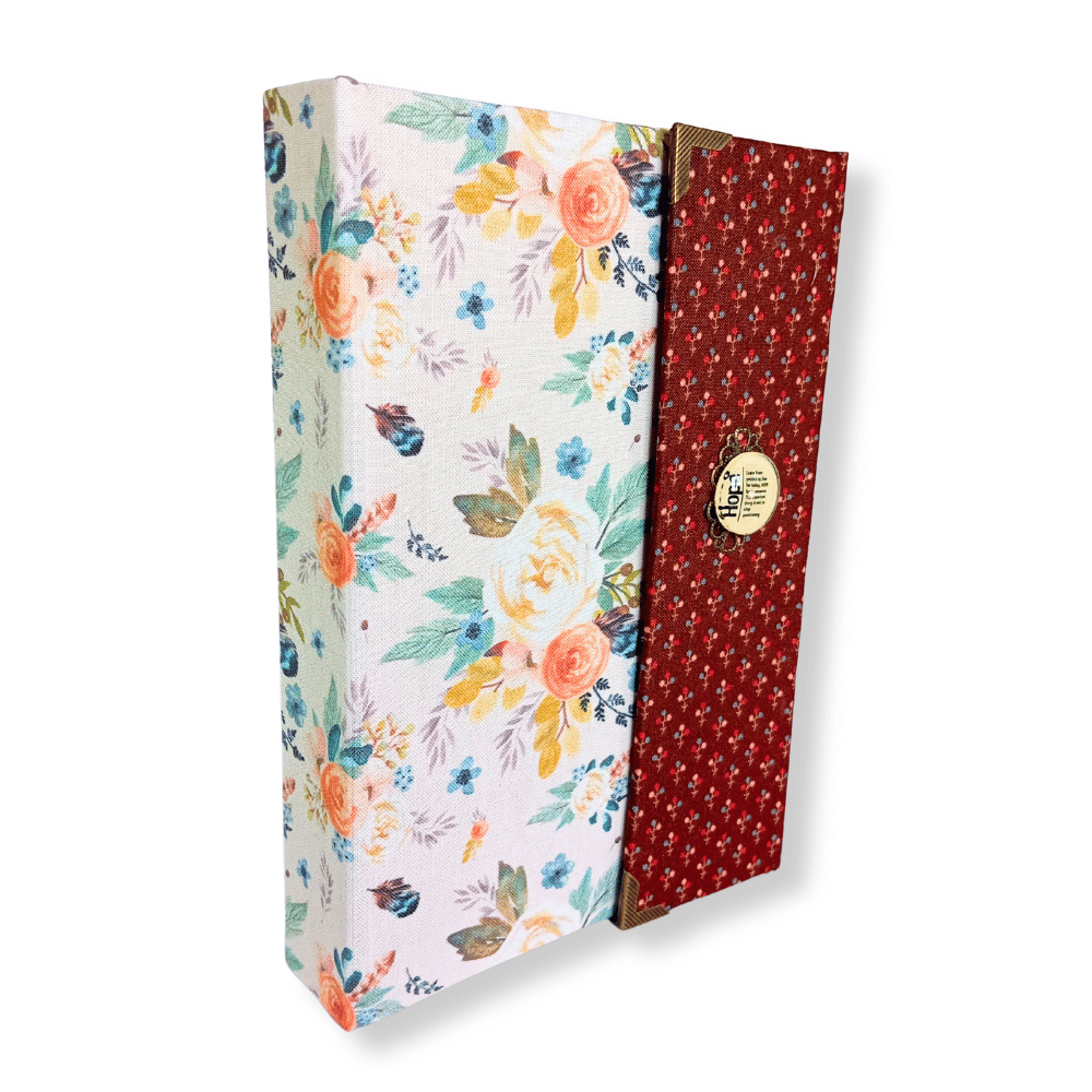 Biblia handmade, model 2, marime medie, inchidere cu clapeta, coperta tare textila, margini aurii, index, cuv. lui Isus cu rosu [SI 057 HM]