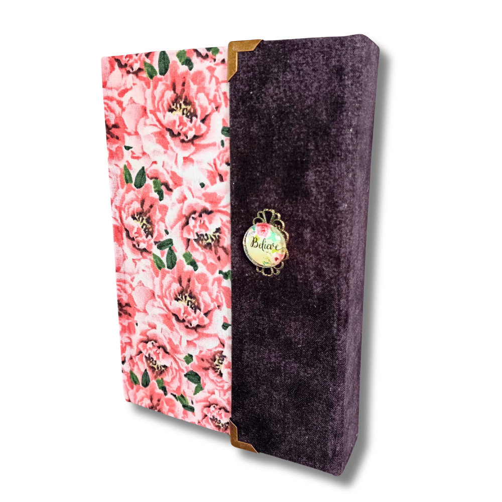 Biblia handmade, model 10, marime medie, inchidere cu clapeta, coperta tare textila, margini aurii, index, cuv. lui Isus cu rosu [SI 057 HM]