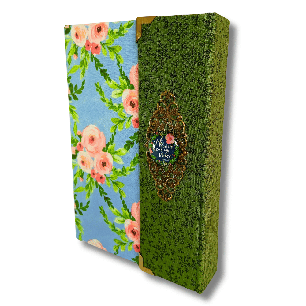 Biblia handmade, model 12, marime medie, inchidere cu clapeta, coperta tare textila, margini aurii, index, cuv. lui Isus cu rosu [SI 057 HM]