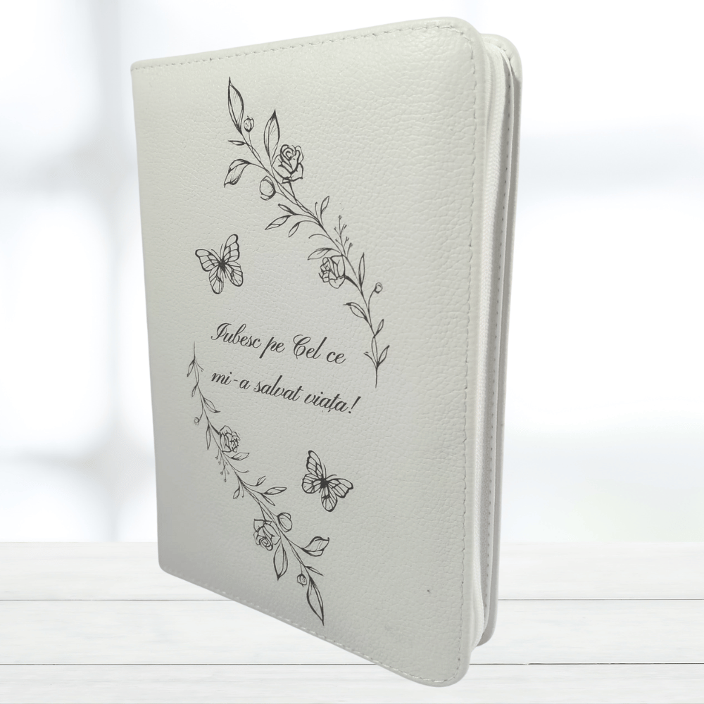Biblie din piele gravată, model 22, marime medie,  albă, fermoar, index, margini aurii, cuv. lui Isus cu rosu [SB 057 PFI]