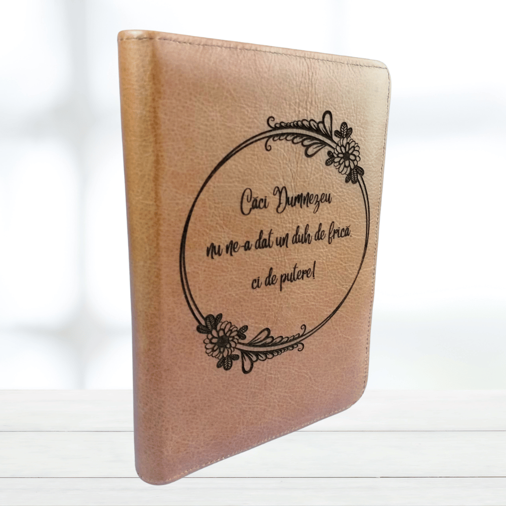 Biblie din piele gravată, model 18, marime medie,  maro, fermoar, index, margini aurii, cuv. lui Isus cu rosu [SB 057 PFI]