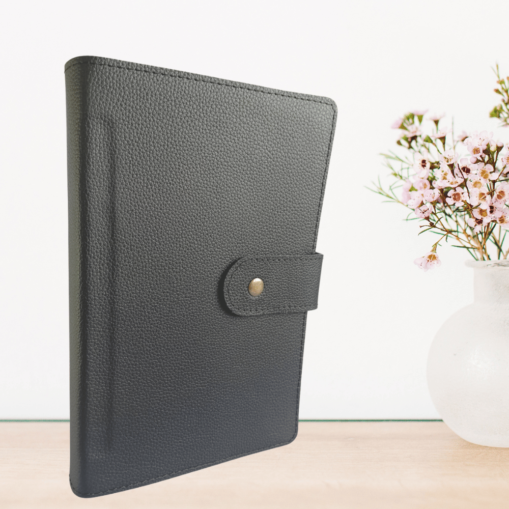 Biblie mare, piele, neagră, bareta cu capsa, index, margini argintii, cuv. Isus cu rosu + inel pentru pix [MAR 073 PCI]