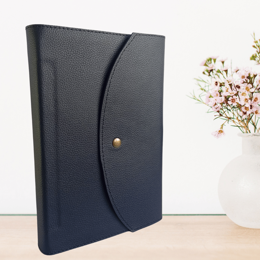 Biblie mare, piele, neagra, clapeta cu capsa, index, margini argintii, cuv. Isus cu rosu + inel pentru pix [MAR 073 PCI]