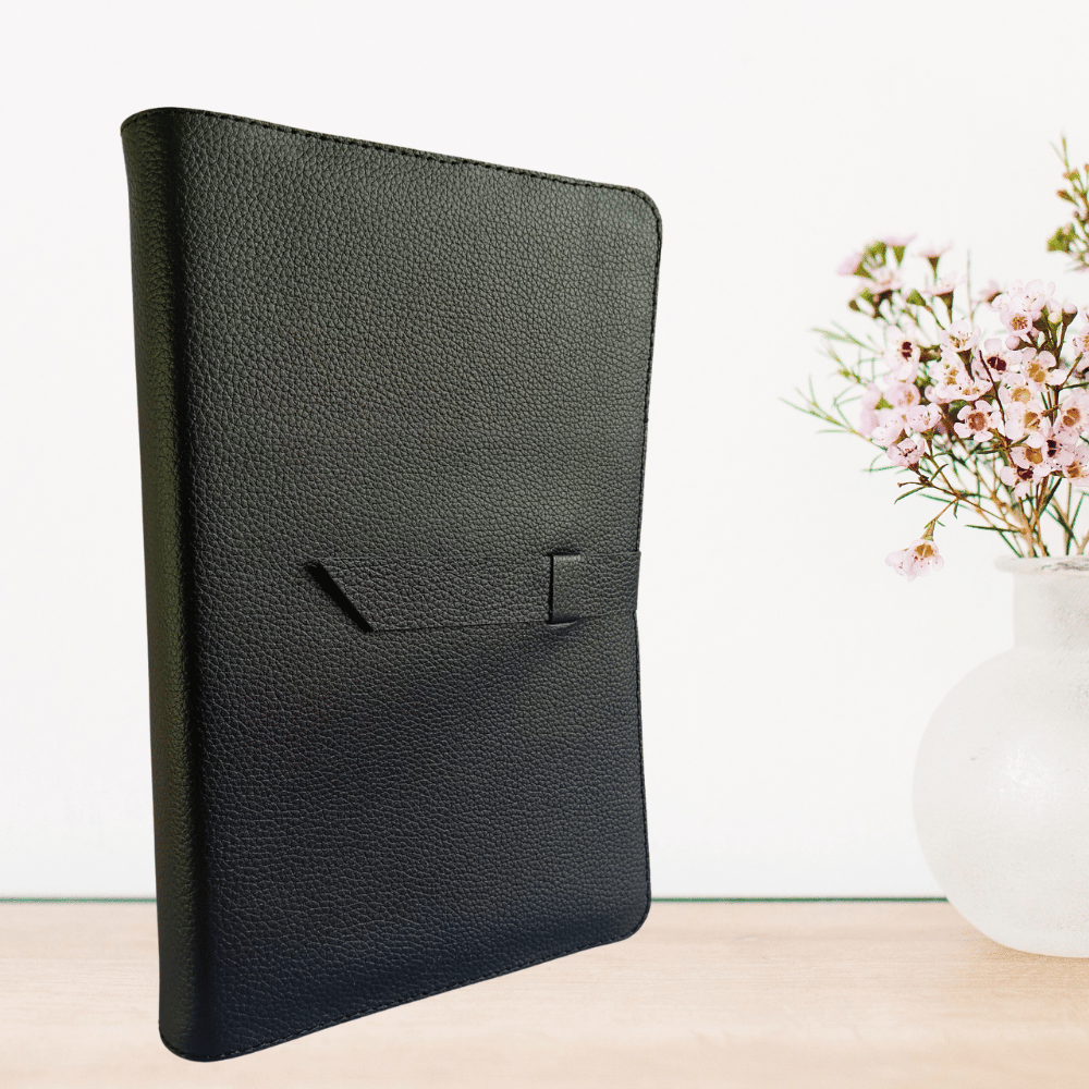 Biblie în husă, marime mare, piele, neagră, cu baretă, index, margini argintii, cuv. Isus cu rosu + inel pentru pix [SI 073 CLA]