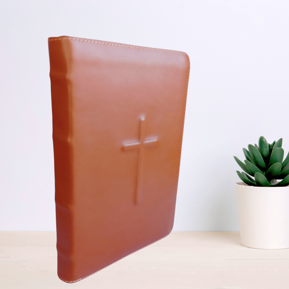 Biblie mare, piele, culoare maro roșcat, fermoar, index, margini argintii, simbol cruce, cuv. Isus cu rosu [SI 073 PFI]