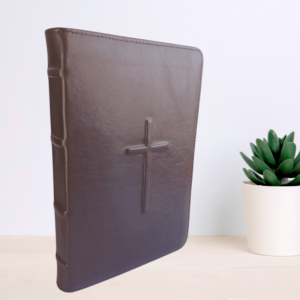 Biblie mare, piele, culoare maro închis, fermoar, index, margini argintii, simbol cruce, cuv. Isus cu rosu [SI 073 PFI]