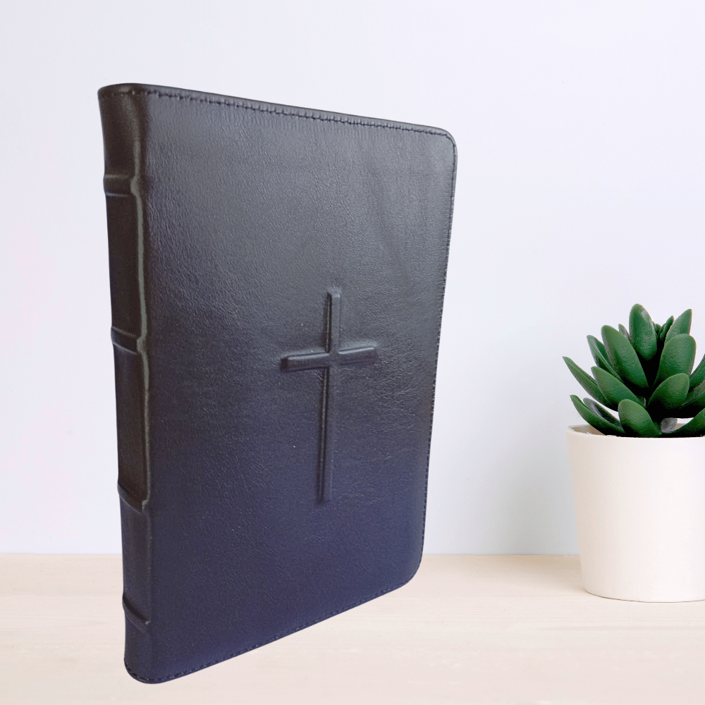 Biblie mare, piele, culoare neagră, fermoar, index, margini argintii, simbol cruce, cuv. Isus cu rosu [SI 073 PFI]