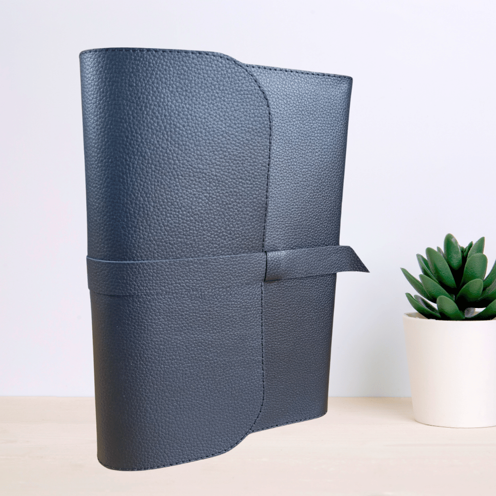 Biblie în husă, marime mare, piele, neagră, cu clapetă și baretă, index, margini argintii, cuv. Isus cu rosu + inel pentru pix [SI 073 CLA]