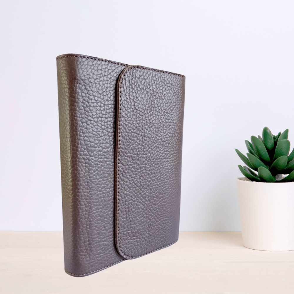 Biblia marime medie, maro brun, piele, inchidere clapeta cu magnet, margini aurii, index, cuv. lui Isus cu rosu [MAR 057 PMI]