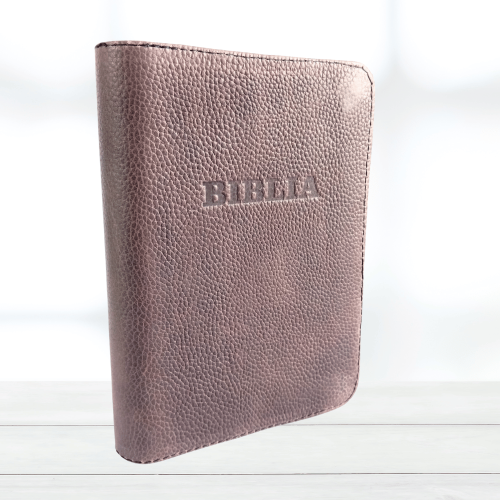 [ANTICARIAT] Biblie din piele, marime medie, culoare maro, fermoar, index, margini aurii, cuv. lui Isus cu rosu [SB 057 PFI] (Produs cu defect)