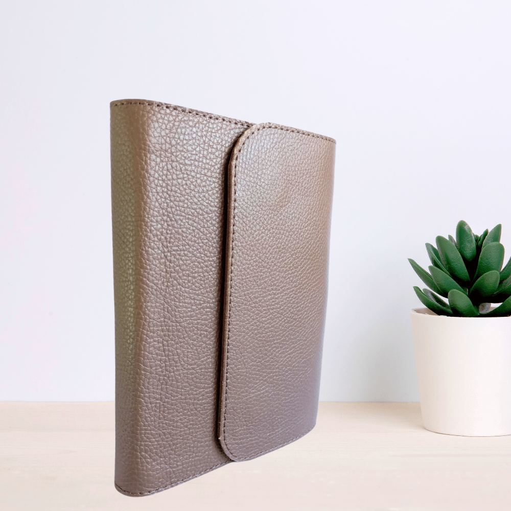 Biblia marime medie, maro, piele, inchidere clapeta cu magnet, margini aurii, index, cuv. lui Isus cu rosu [MAR 057 PMI]