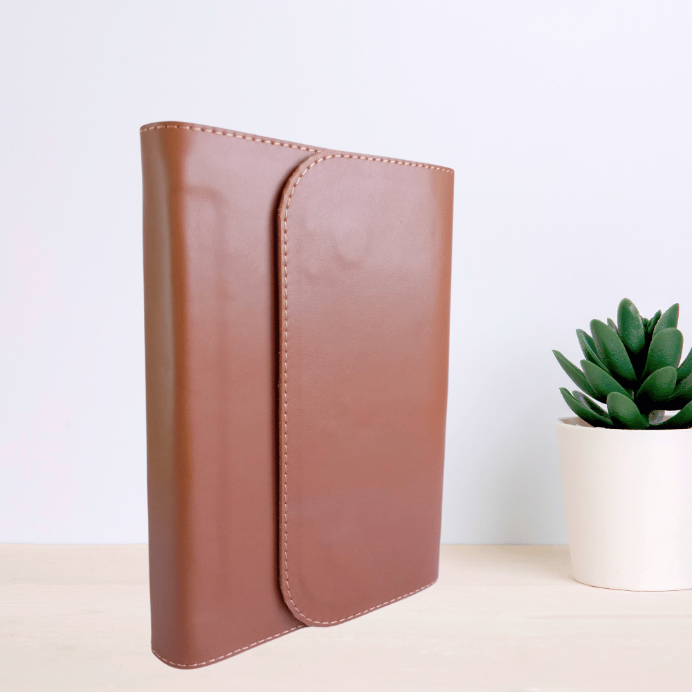 Biblia marime medie,maro, piele, inchidere clapeta cu magnet, margini aurii, index, cuv. lui Isus cu rosu [MAR 057 PMI]