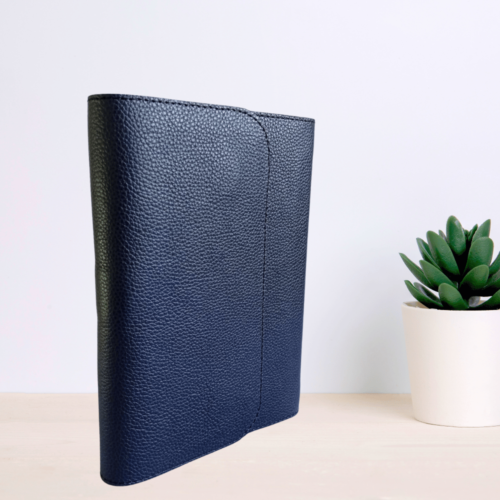 Biblia marime medie,neagră, piele, inchidere clapeta cu magnet, margini aurii, index, cuv. lui Isus cu rosu [MAR 057 PMI]