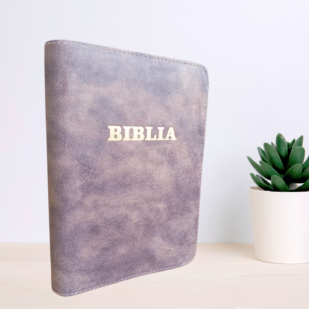 Biblie din piele, marime medie, culoare nuanță maro, fermoar, index, margini aurii, cuv. lui Isus cu rosu [SB 057 PFI]