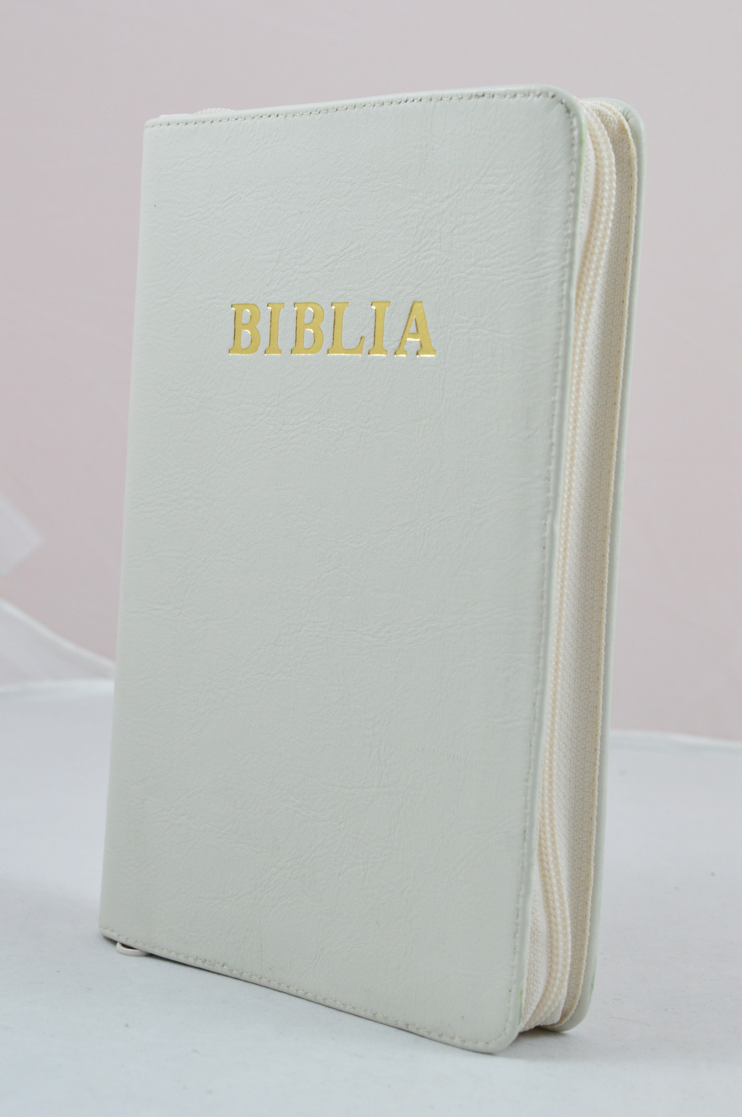 Biblia NTR (Noua Traducere) din piele alba, cu fermoar Biblia NTR (Noua Traducere) din piele alba, cu fermoar
