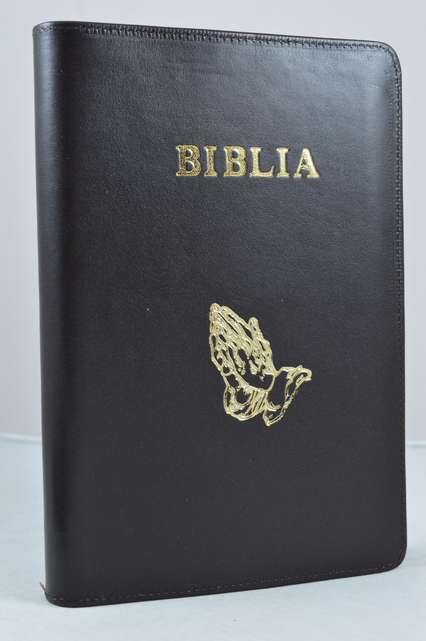 Biblia Planului Profetic - piele, neagra, mare, fermoar, margini aurite, simbol maini, cuv. lui Isus cu rosu Biblia Planului Profetic - piele, neagra, mare, fermoar, margini aurite, simbol maini, cuv. lui Isus cu rosu