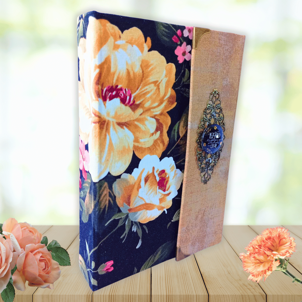 Biblia handmade, model 21, marime medie, inchidere cu clapeta, coperta tare textila, aurita, index [SI 057 HM]