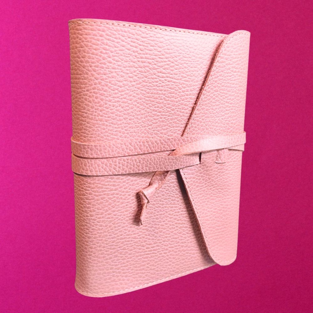 Biblia in husa handmade piele autentica, cu clapeta si snur, marime medie, roz pal, index, margini aurii, cuv. lui Isus cu rosu [057 HCS]