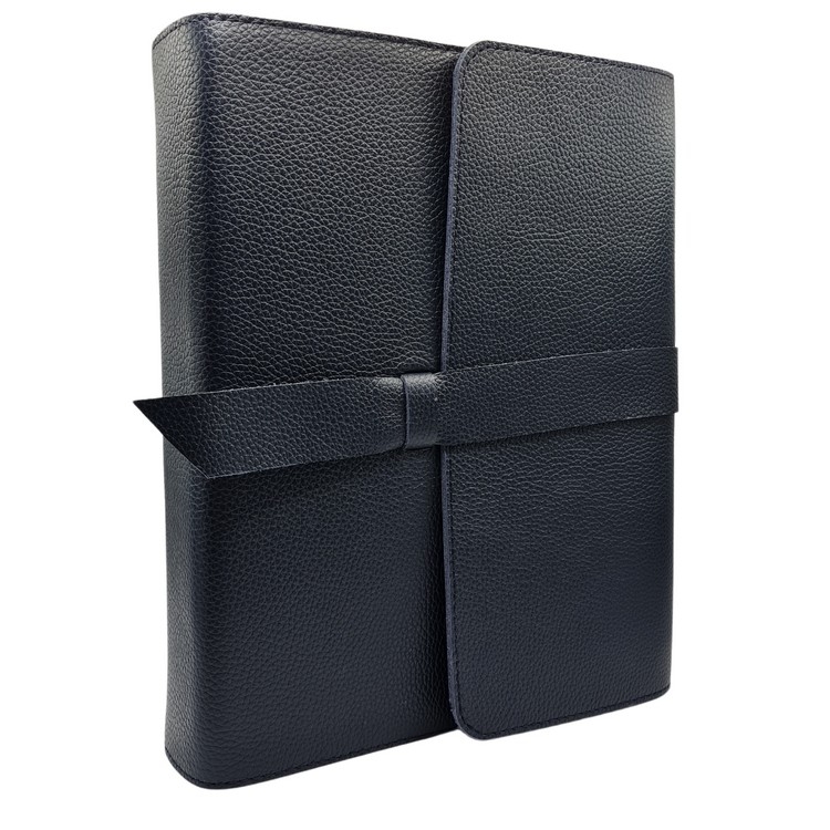 Biblia de studiu inductiv (trad. D. Cornilescu), piele naturala, bleumarin închis, cu clapetă și baretă. Biblia de studiu inductiv (trad. D. Cornilescu), piele naturala, bleumarin închis, cu clapetă și baretă.