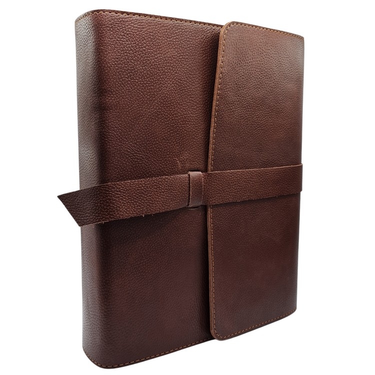 Biblia de studiu inductiv (trad. D. Cornilescu), piele naturala, maro, cu clapetă și baretă. Biblia de studiu inductiv (trad. D. Cornilescu), piele naturala, maro, cu clapetă și baretă.