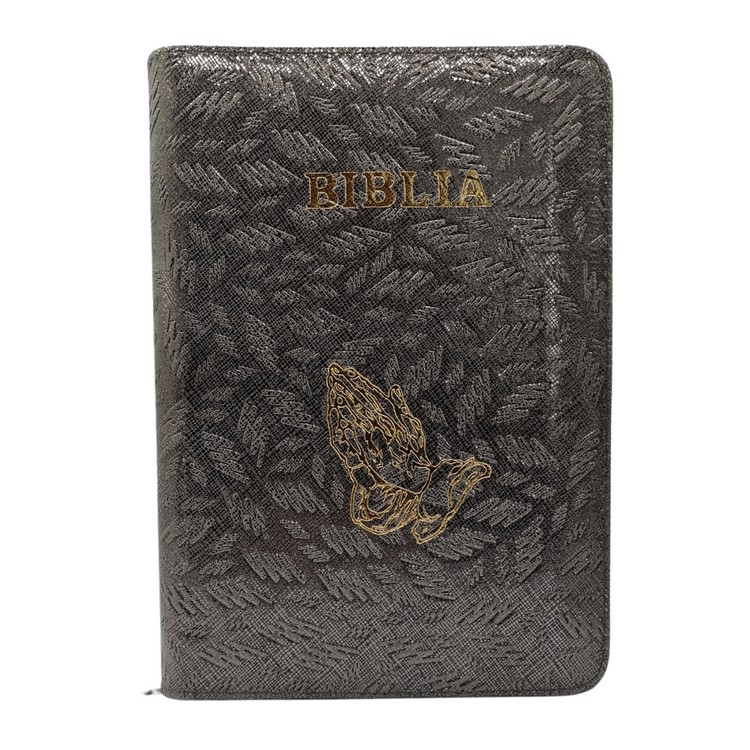 Biblie din piele, marime medie, gri texturat, simbol maini in rugaciune, fermoar, index, margini aurii, cuv. lui Isus cu rosu [SB 057 PFI]