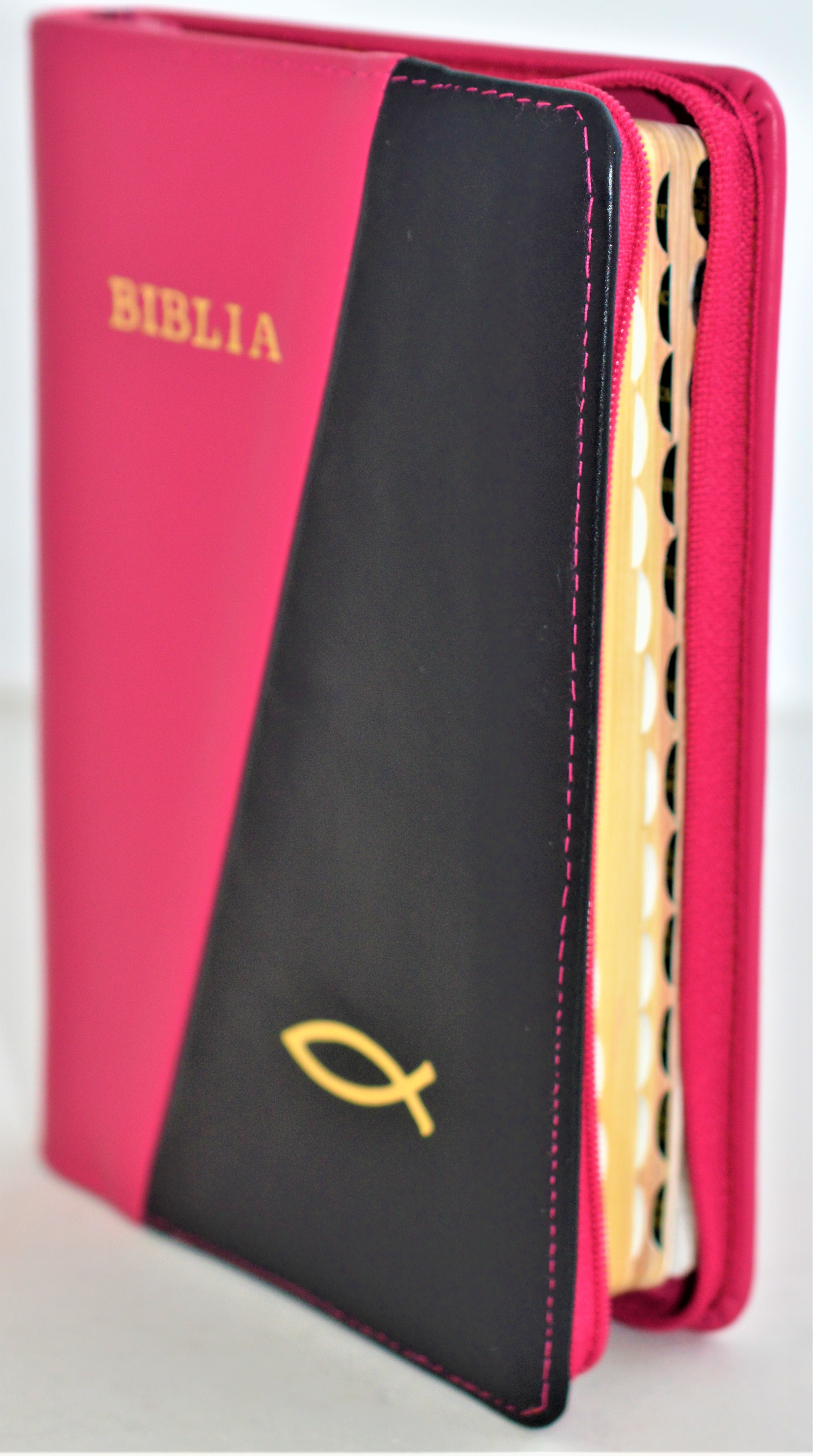 Biblie din piele, marime medie, culoare roz bombon / negru, simbol peste, fermoar, index, margini aurii, cuv. lui Isus cu rosu [SB 057 PFI]