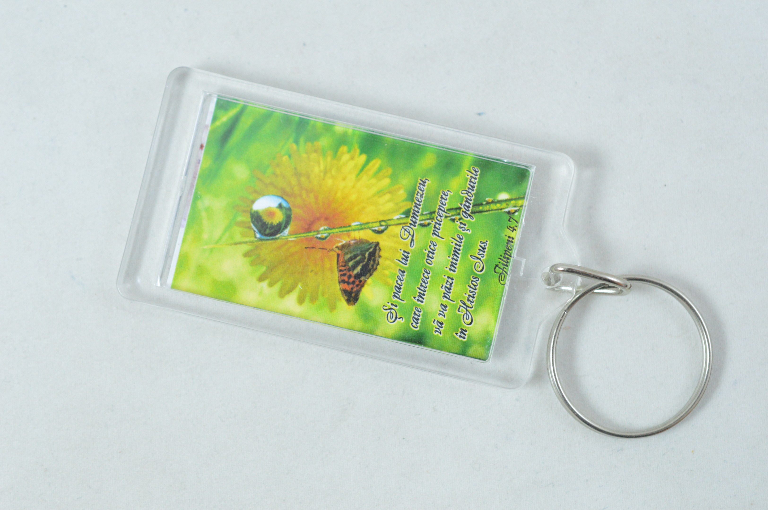 Breloc cu verset biblic fata/verso - Si pacea lui Dumnezeu/Zambeste Breloc cu verset biblic fata/verso - Si pacea lui Dumnezeu/Zambeste