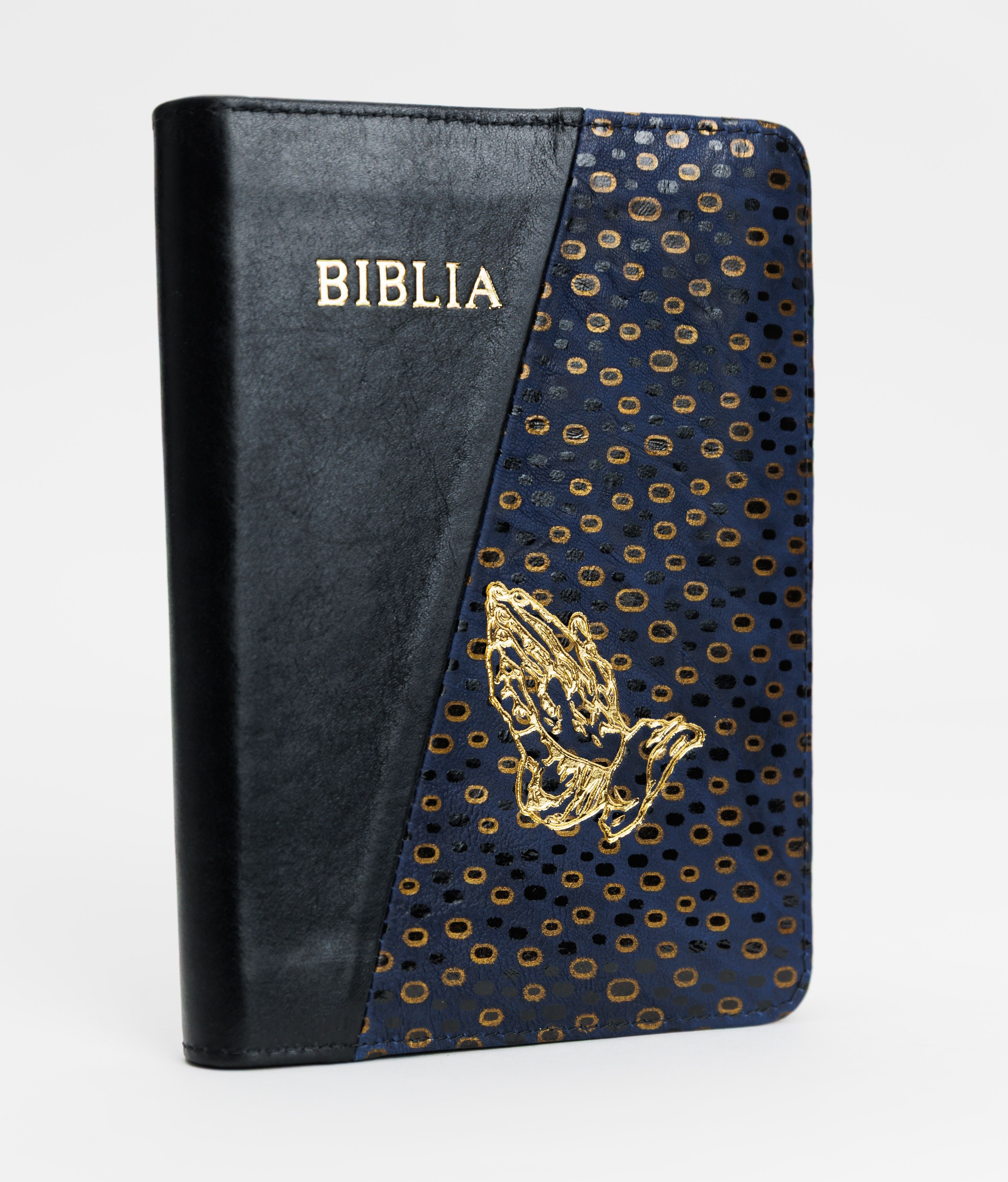 Biblie din piele, marime medie, culoare, negru cu buline albastru, simbol maini in rugaciune, fermoar, index, margini aurii, cuv. lui Isus cu rosu [SB 057 PFI]