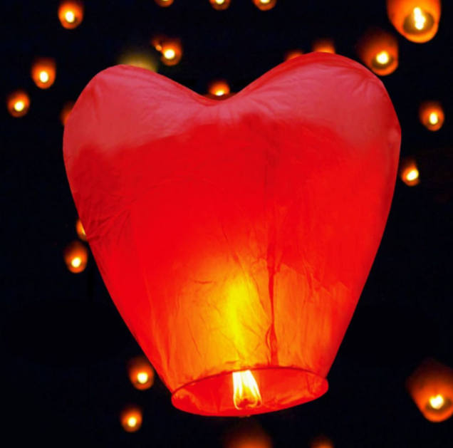 Lampion hartie rosu in forma de inima zburator. Lampion hartie rosu in forma de inima zburator.