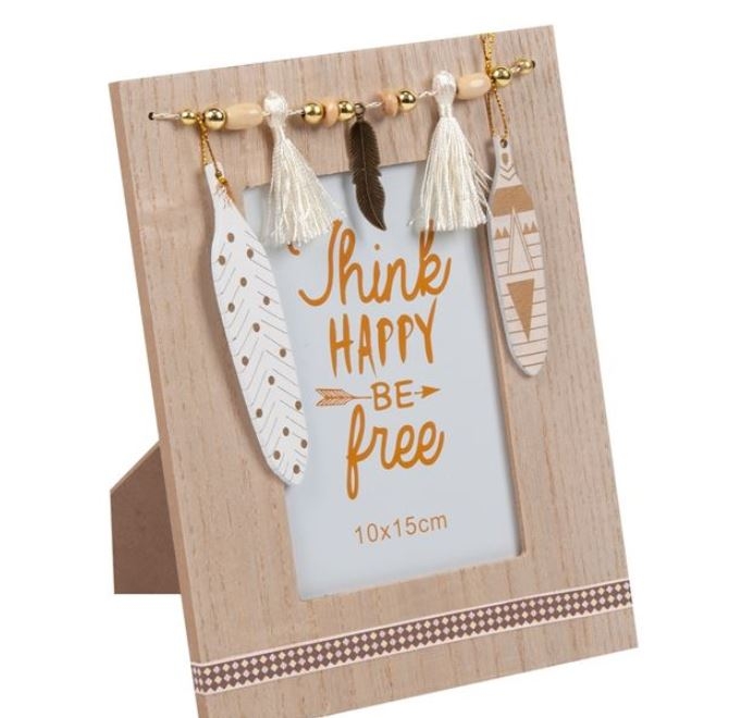 Rama foto din lemn, crem - Ciucuri supendati cu pene - 1 poza de 10x15cm Rama foto din lemn, crem - Ciucuri supendati cu pene - 1 poza de 10x15cm