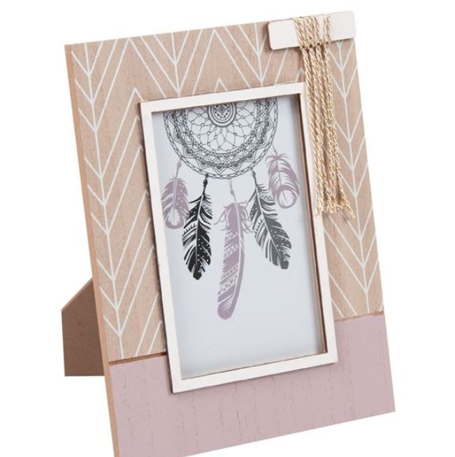 Rama foto din lemn, crem - Fire suspendate - 1 poza de 10x15cm Rama foto din lemn, crem - Fire suspendate - 1 poza de 10x15cm