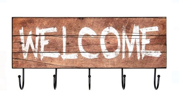 Cuier din lemn, maro, 5 agatatori - WELCOME (45x21cm) Cuier din lemn, maro, 5 agatatori - WELCOME (45x21cm)