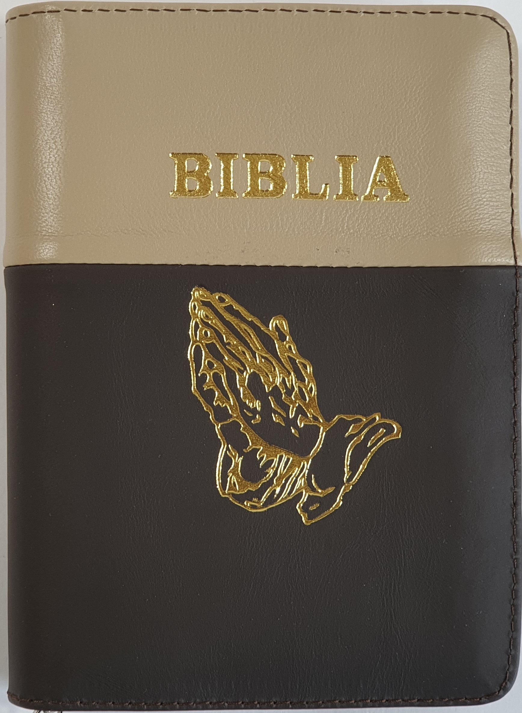 Biblia format mic, din piele, culoare crem cu maro inchis, index, fermoar, margini argintii, simbol maini in rugaciune, cuv. lui Isus in rosu [047 PFI]