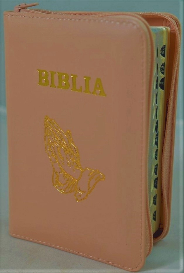Biblia format mic, din piele, culoare roz pal, index, fermoar, margini argintii, simbolul maini, cuv. lui Isus in rosu [047 PFI]