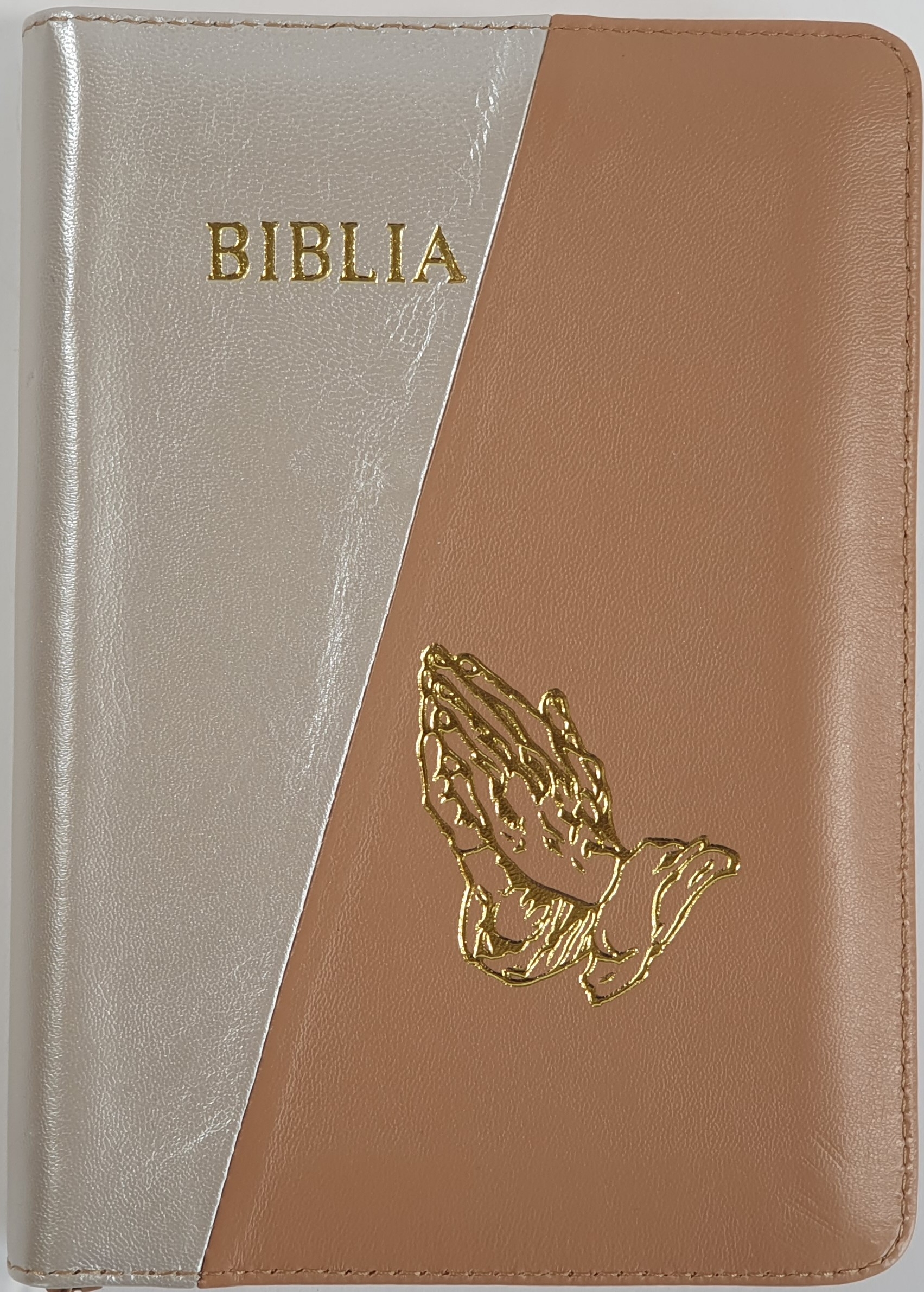 Biblie din piele, marime medie, culoare crem sidefat cu cappuccino, simbol maini in rugaciune, fermoar, index, margini aurii, cuv. lui Isus cu rosu [SB 057 PFI]