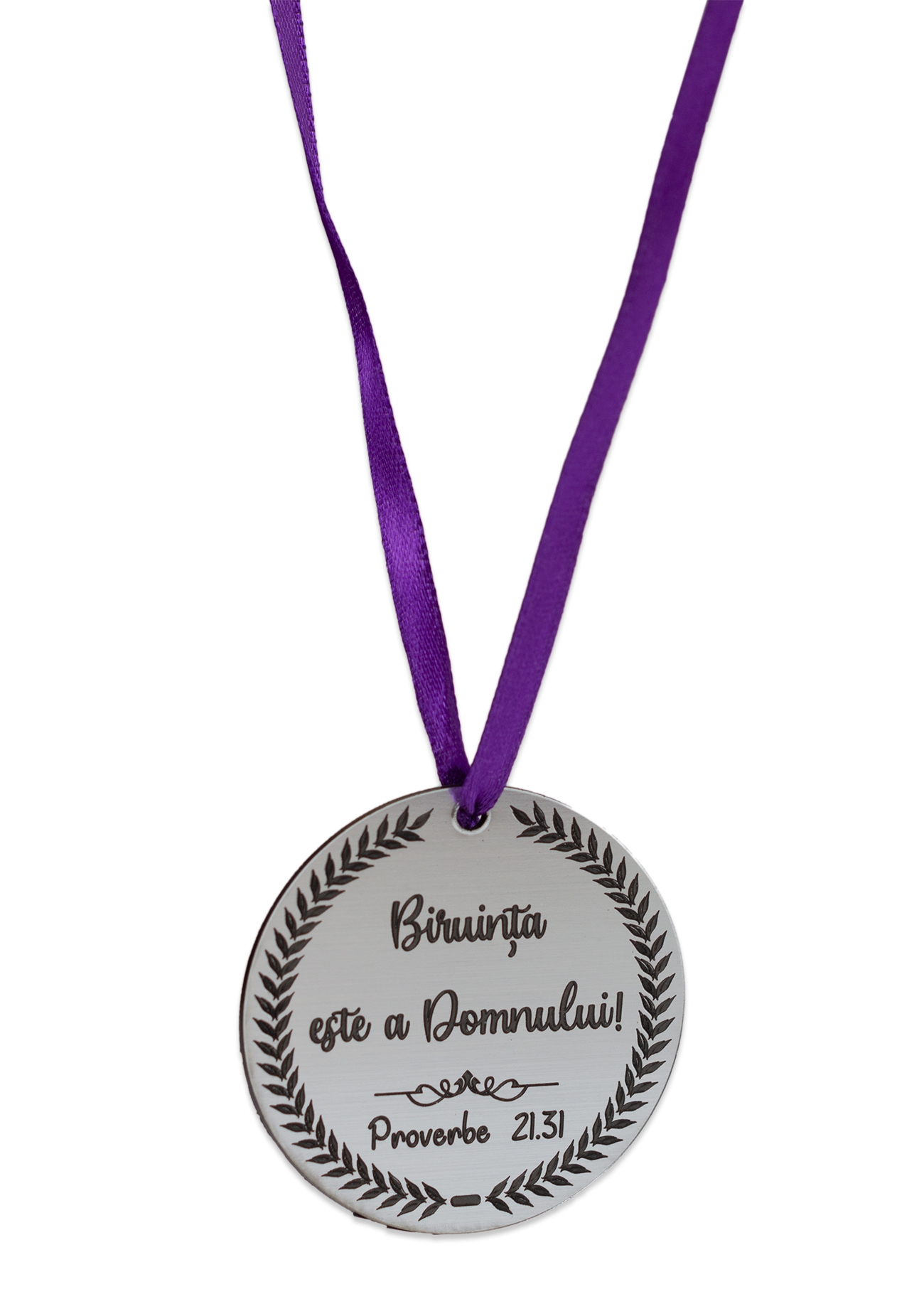 Medalie ABS gravata, argintie, cu mesaj crestin, panglica mov - Biruinta este a Domnului Medalie ABS gravata, argintie, cu mesaj crestin, panglica mov - Biruinta este a Domnului