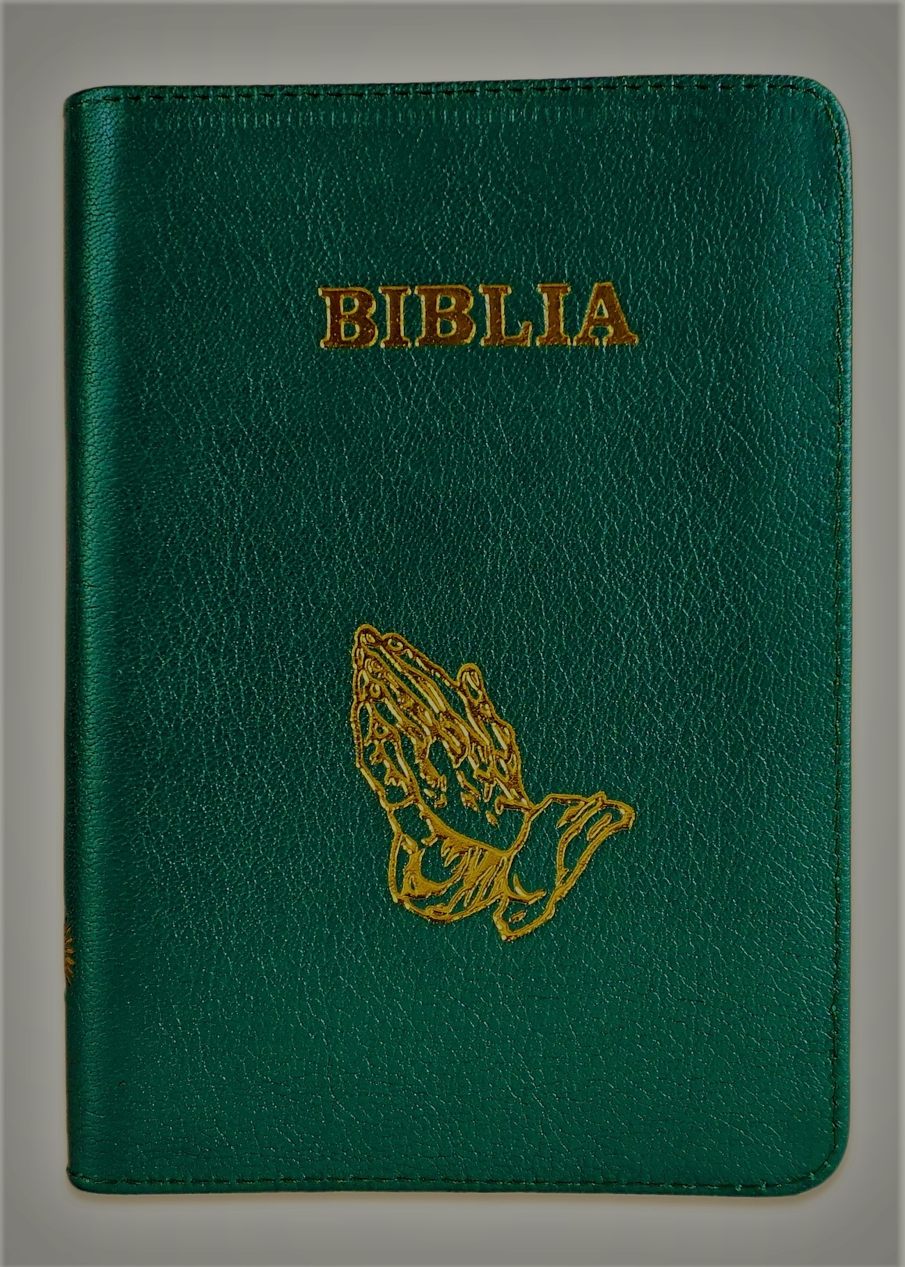 Biblie din piele, marime medie, verde închis, fermoar, margini albe, simbol maini in rugaciune, cuv. lui Isus cu rosu [053]