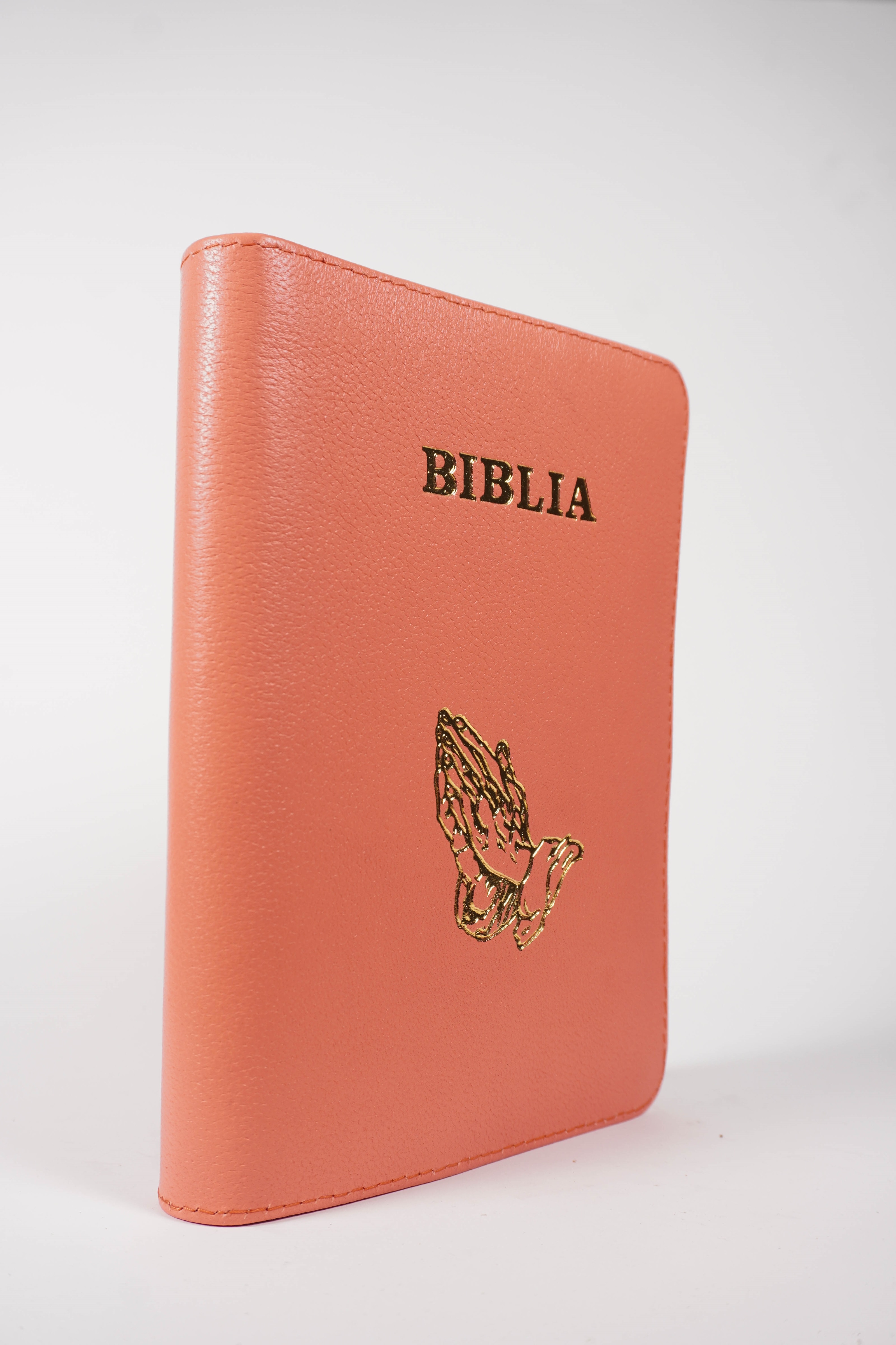 Biblie din piele, marime medie, roz coral, simbol maini in rugaciune, fermoar, index, margini aurii, cuv. lui Isus cu rosu [SB 057 PFI]