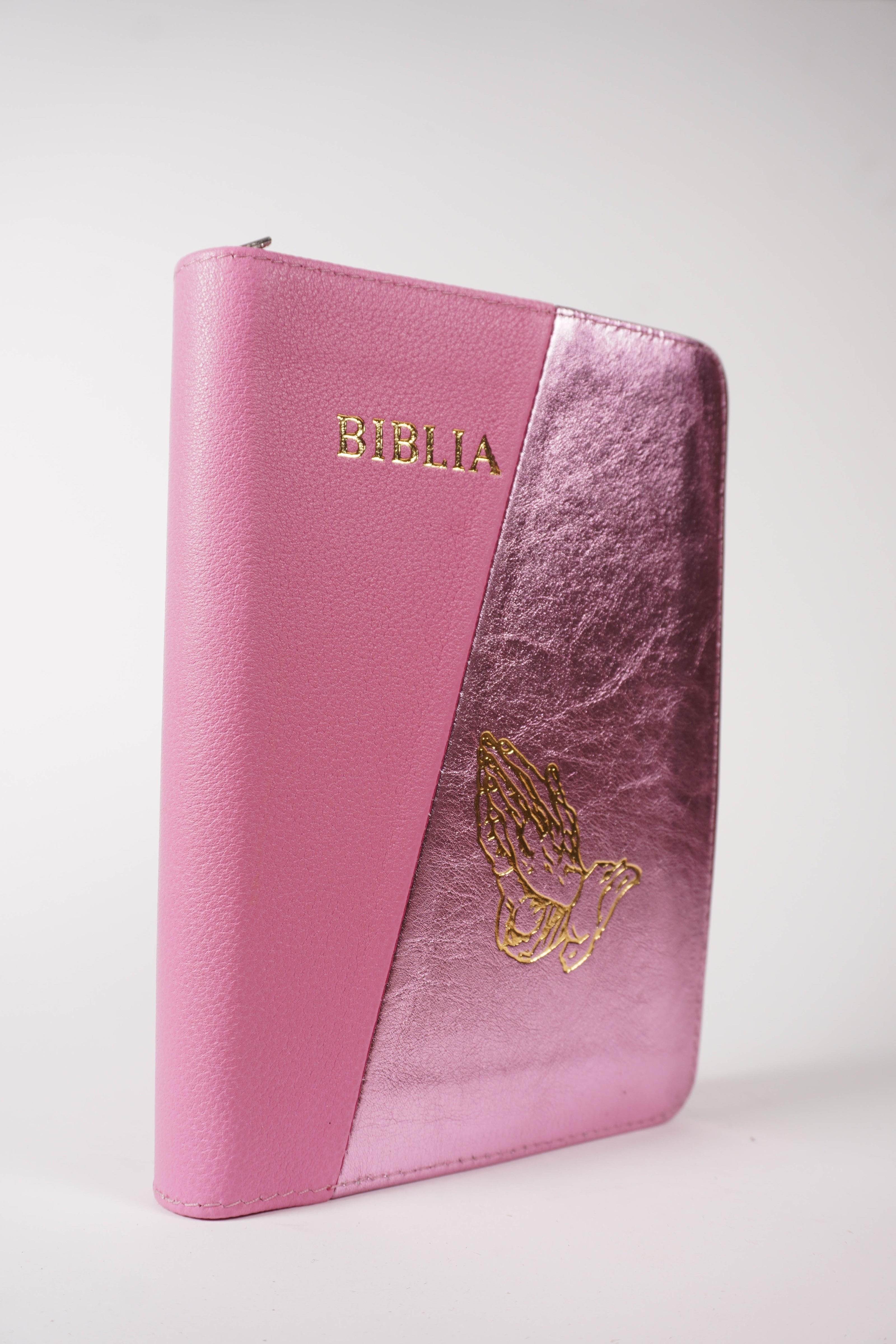 Biblie din piele, marime medie, culoare, roz cu roz sidefat, fermoar, margini albe, simbol maini in rugaciune cuv. lui Isus cu rosu [053]