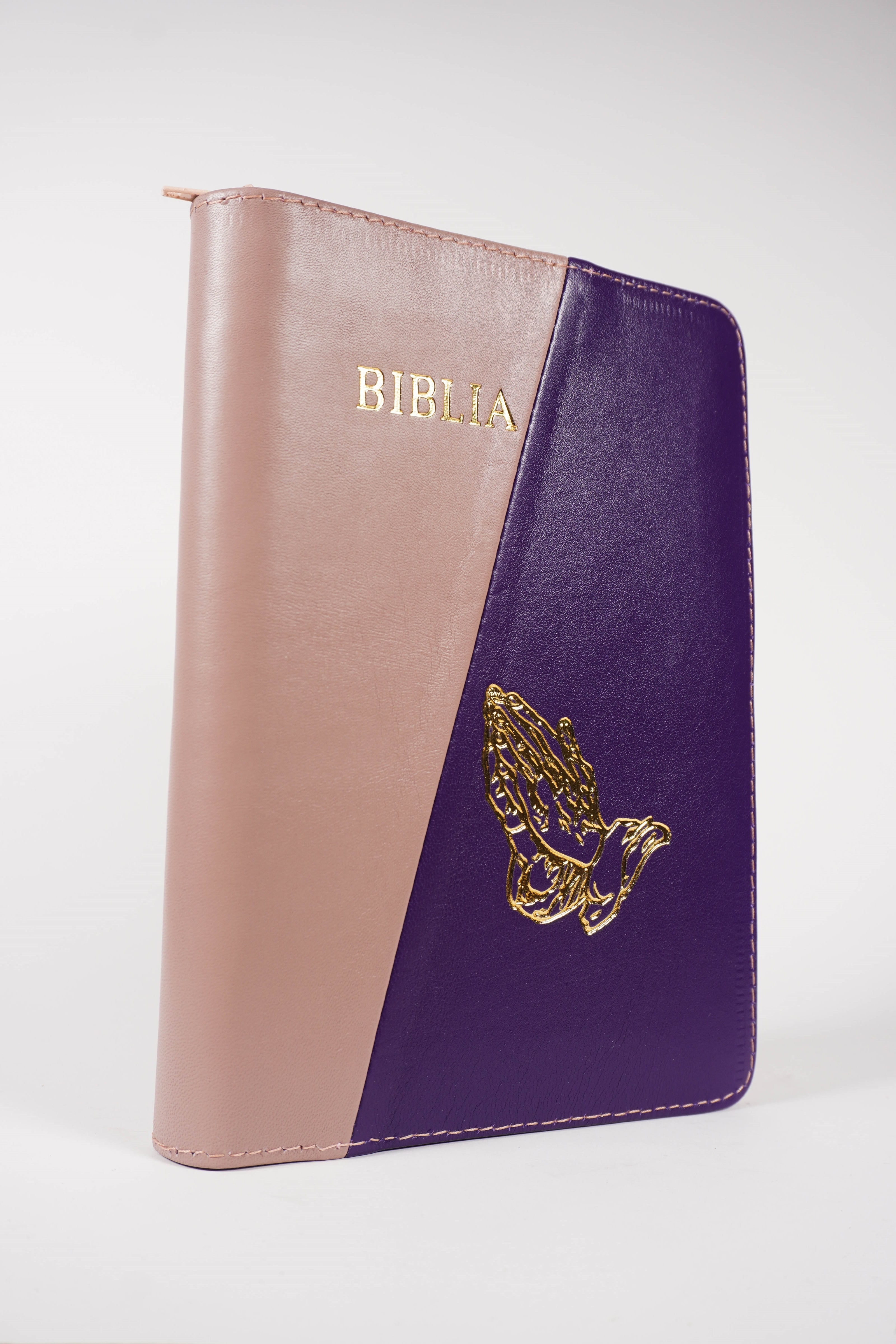Biblie din piele, marime medie, roz plămâniu cu mov închis, simbol maini in rugaciune, fermoar, index, margini aurii, cuv. lui Isus cu rosu [SB 057 PFI]