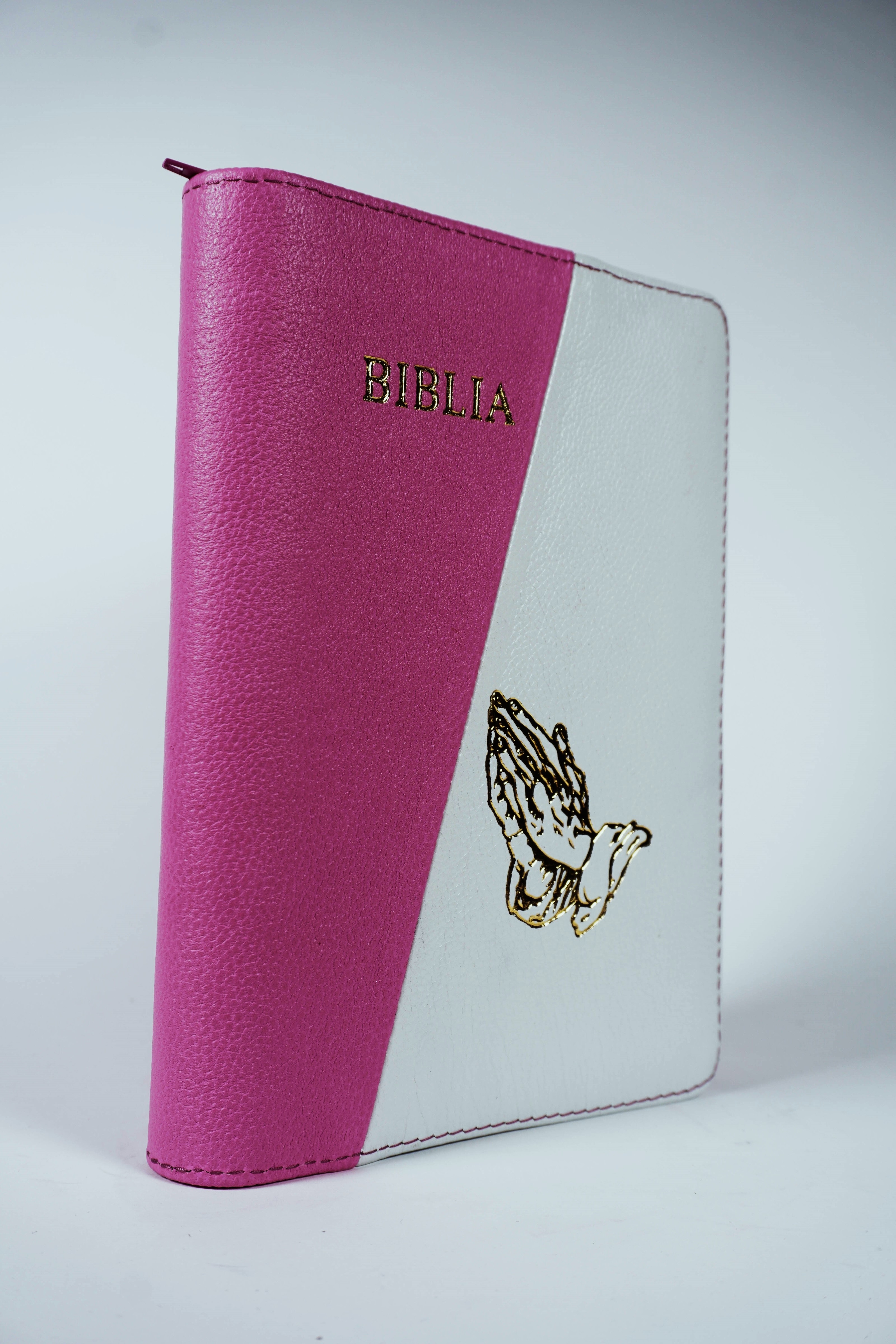 Biblie din piele, marime medie, culoare, roz cu alb , simbol maini in rugaciune, fermoar, index, margini aurii, cuv. lui Isus cu rosu [SB 057 PFI]