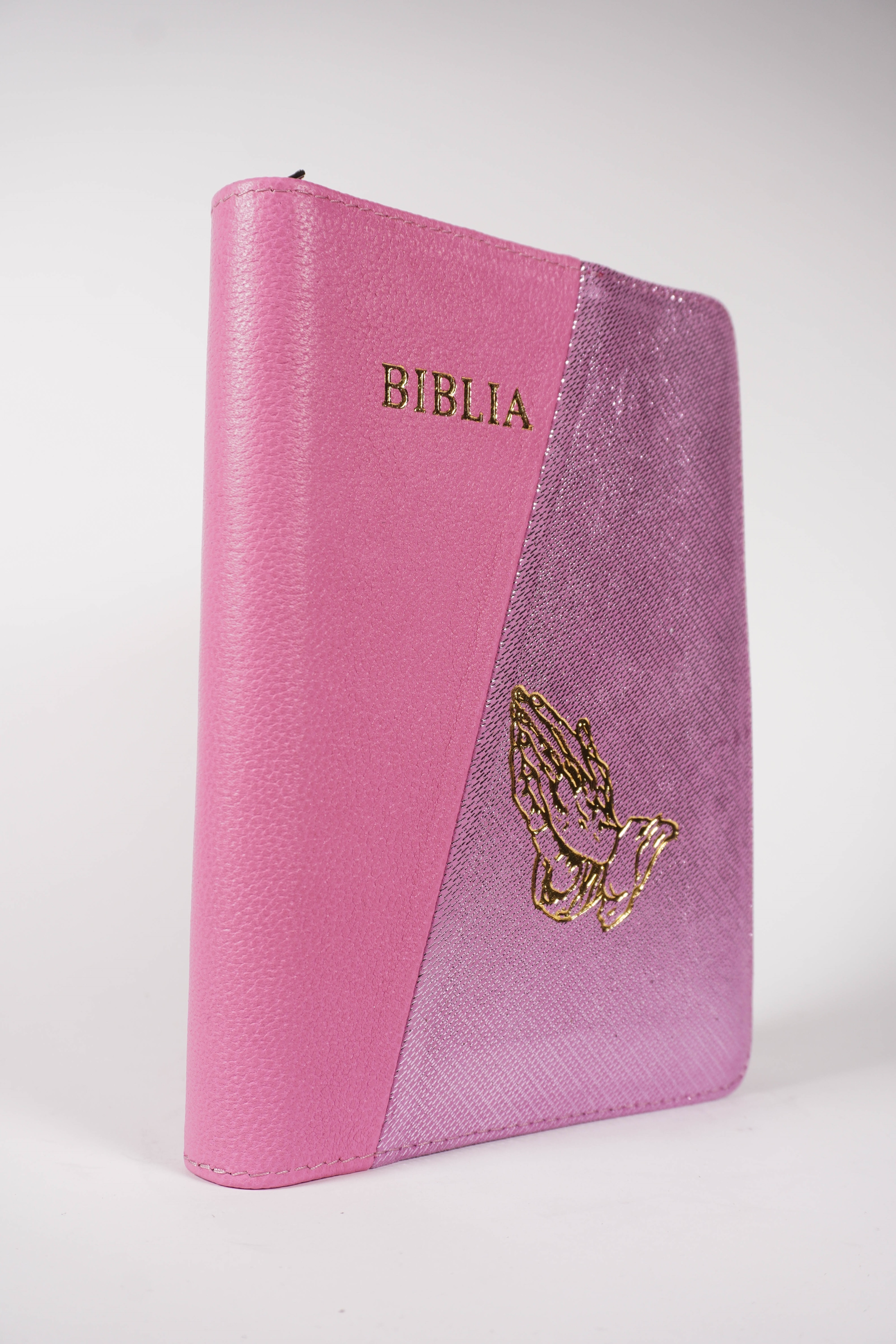 Biblie din piele, marime medie, culoare, roz cu roz sidefat, fermoar, margini albe, simbol maini in rugaciune cuv. lui Isus cu rosu [053]
