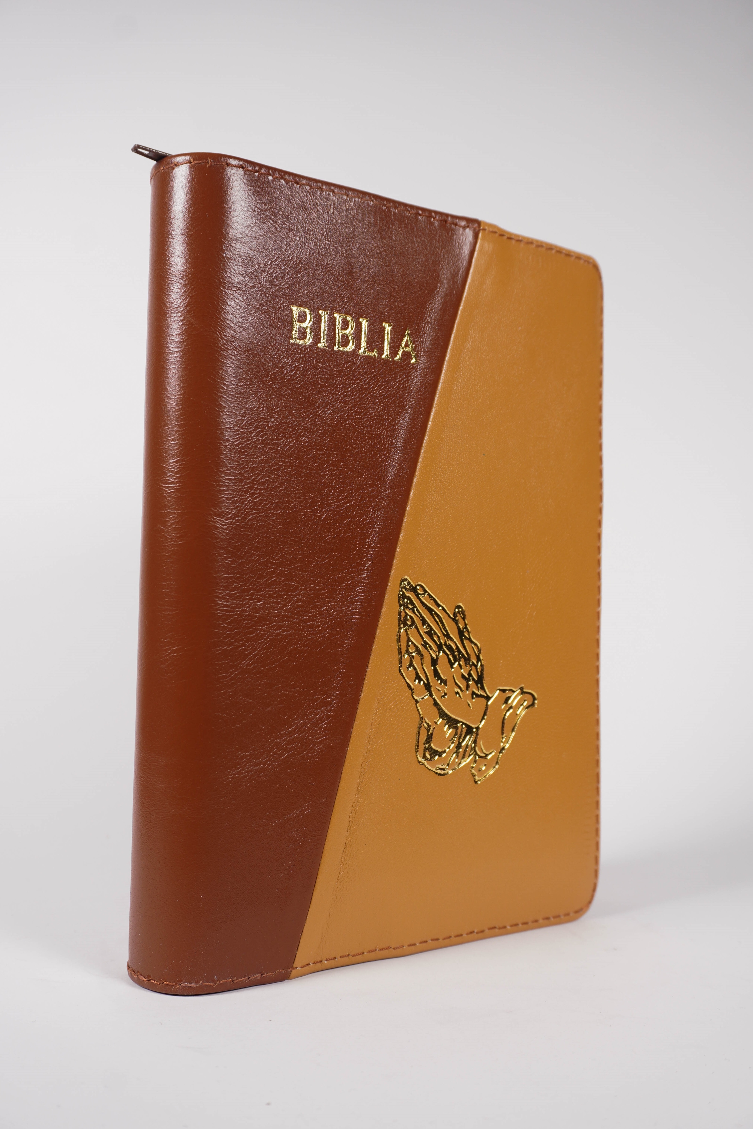 Biblie din piele, marime medie, maro închis cu maro deschis, simbol maini in rugaciune, fermoar, index, margini aurii, cuv. lui Isus cu rosu [SB 057 PFI]