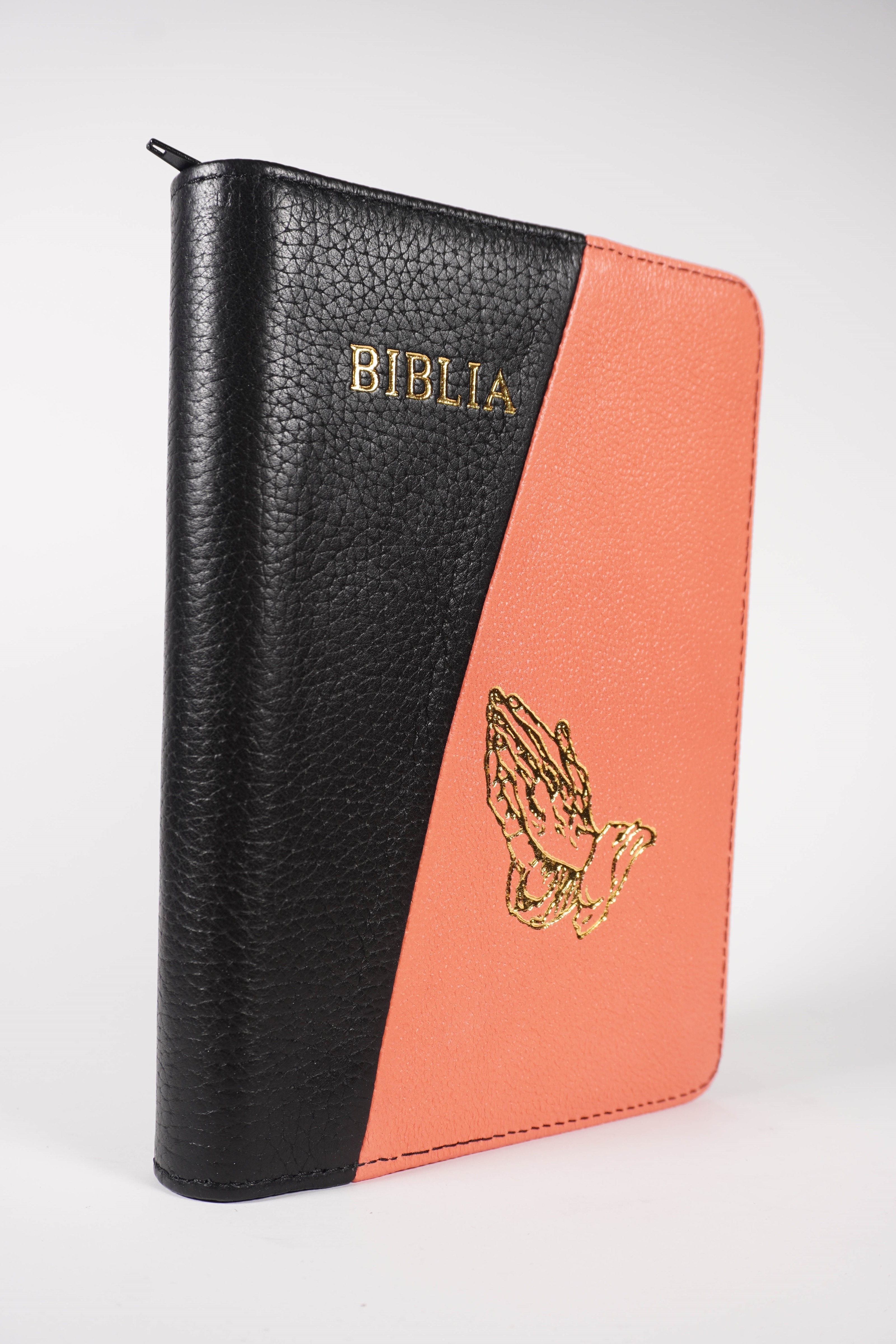 Biblie din piele, marime medie, culoare negru cu roz, simbol maini in rugaciune, fermoar, index, margini aurii, cuv. lui Isus cu rosu [SB 057 PFI]